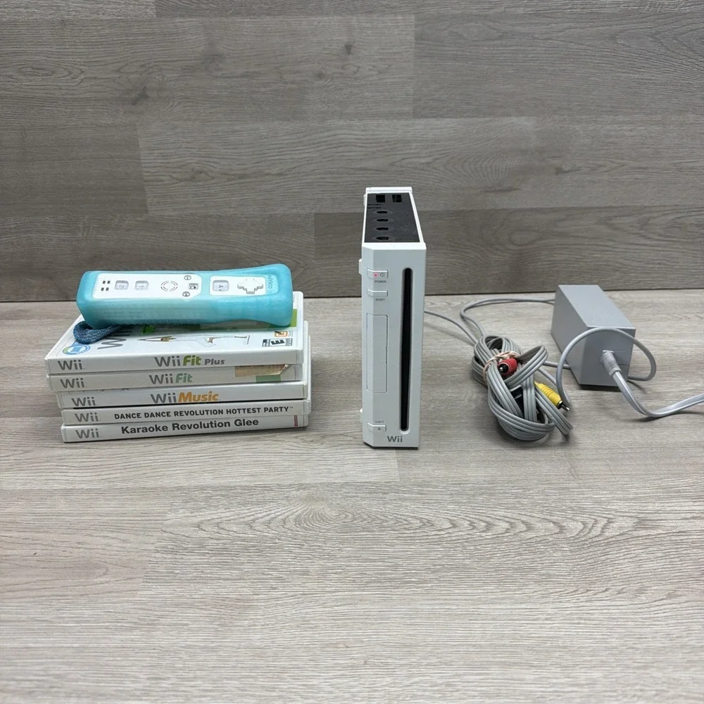 Nintendo Wii White U.S. Model RVL-001 Bundle 1 Remote W/ Case 5 Games And Cords